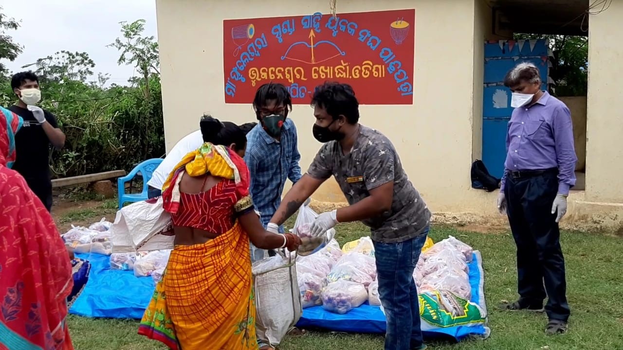 Bhubaneswar: Phuleswari Basti <br> Relief distribution to poor adivasi families