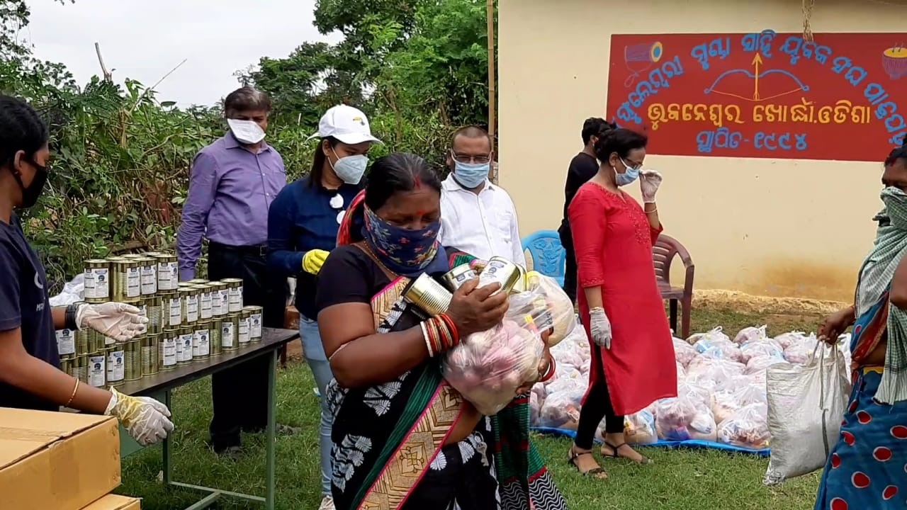 Bhubaneswar: Phuleswari Basti  <br> Relief distribution to poor adivasi families