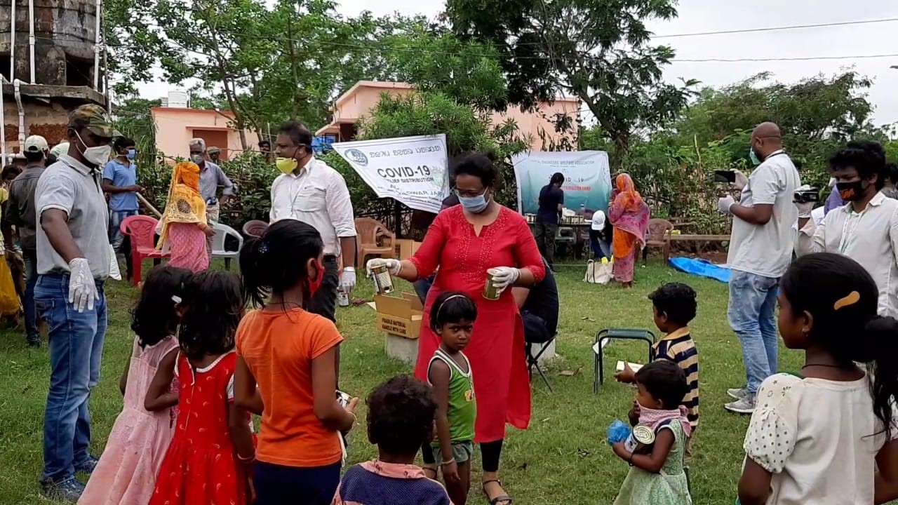 Bhubaneswar: Phuleswari Basti  <br> Packed food for Kids from these families .